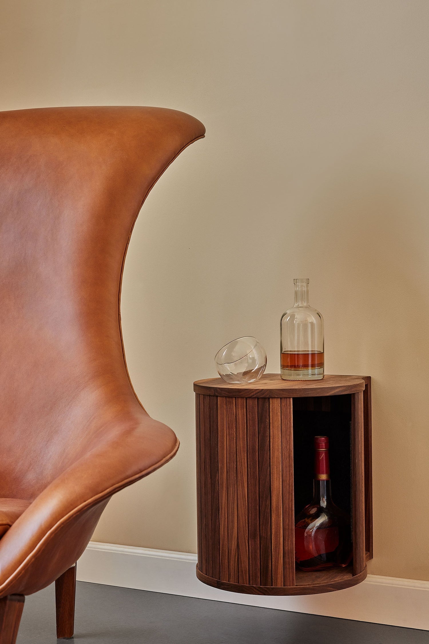 Barskab i valnød - væghængt