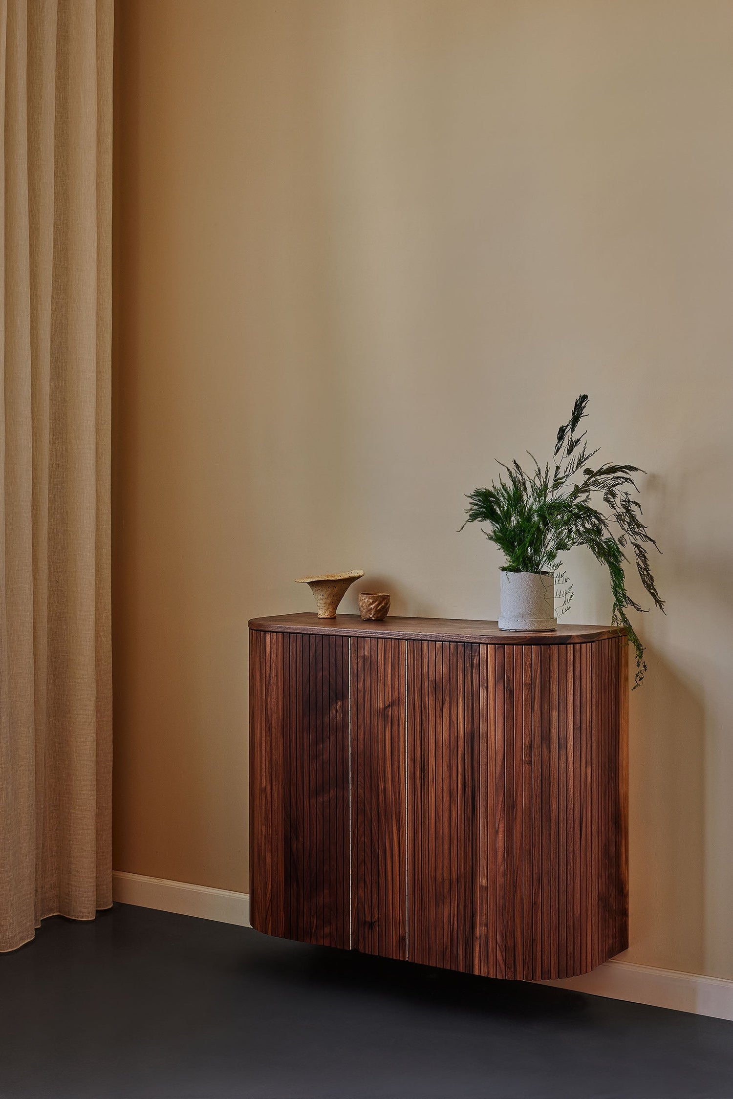 Væghængt Skænk i Valnød