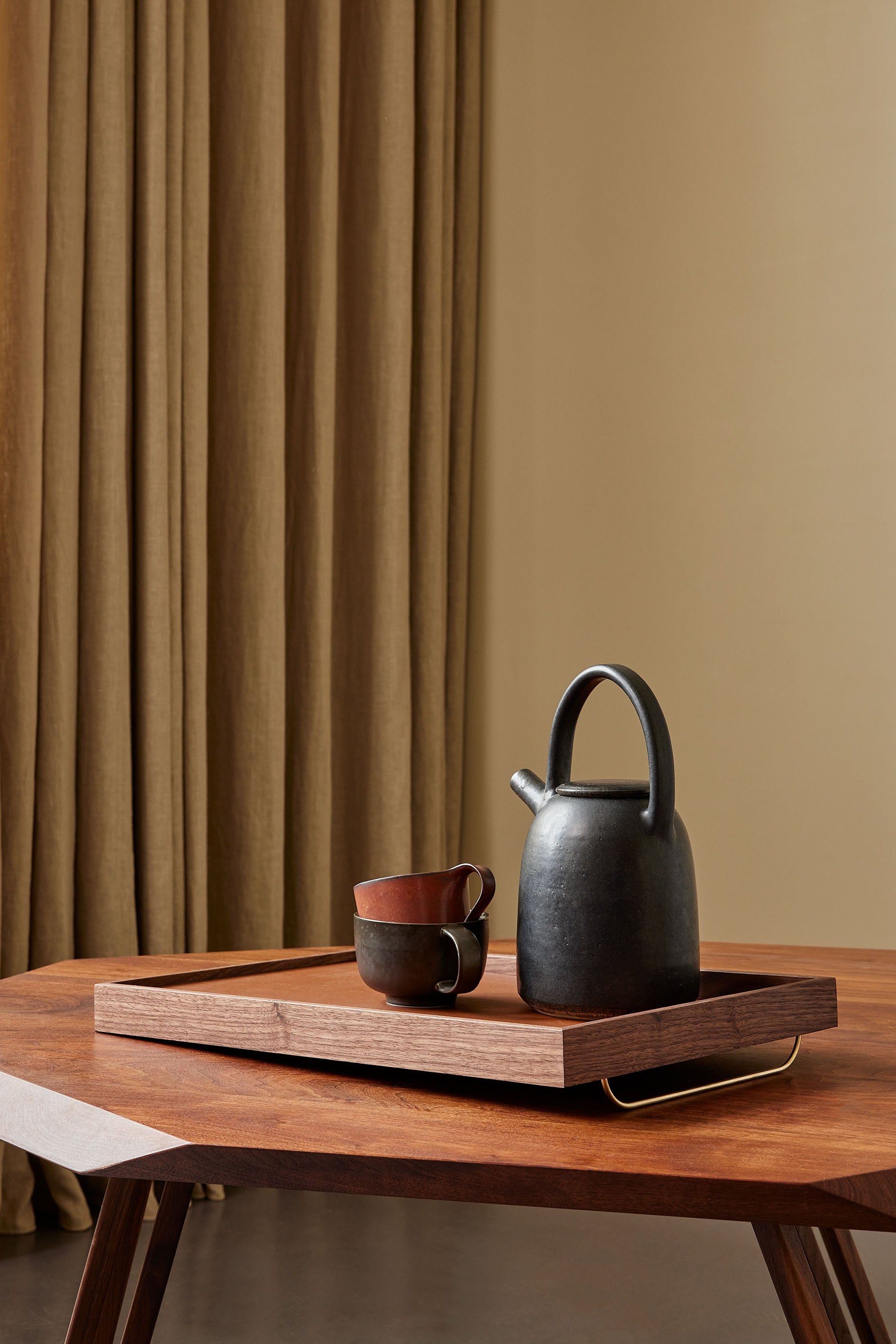 Bakke i valnød og læder