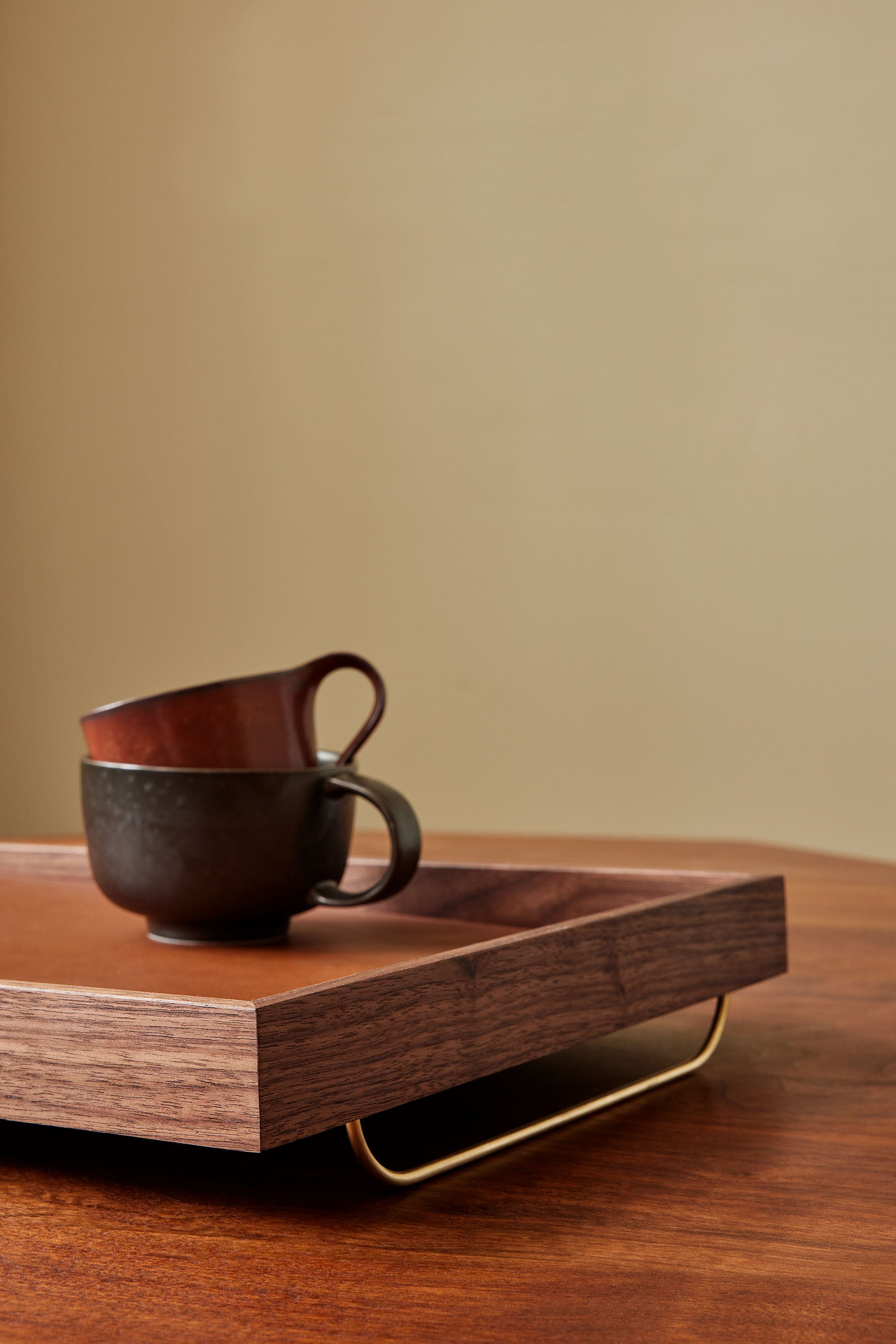 Serveringsbakke valnød og læder