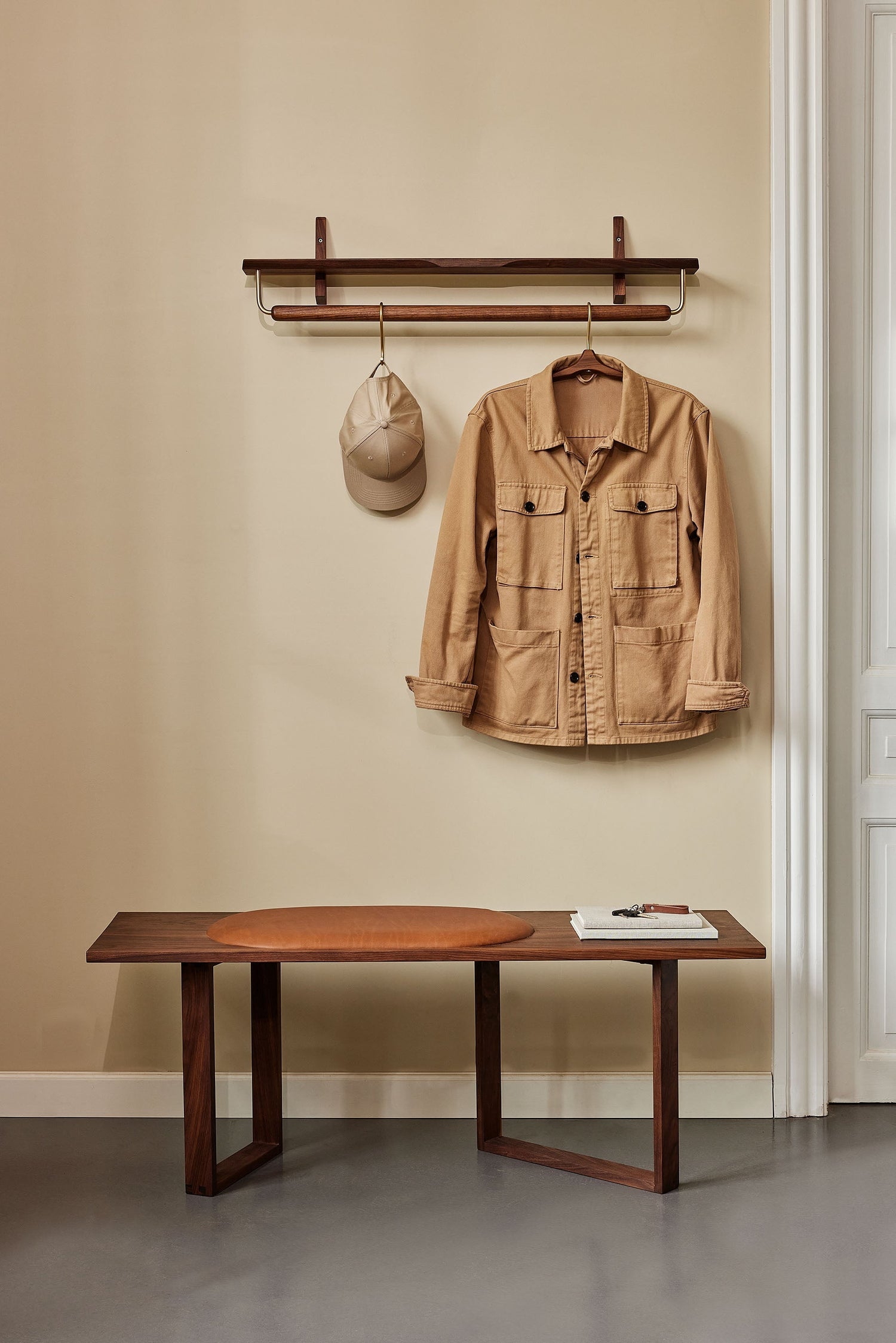 Indendørs bænk i træ